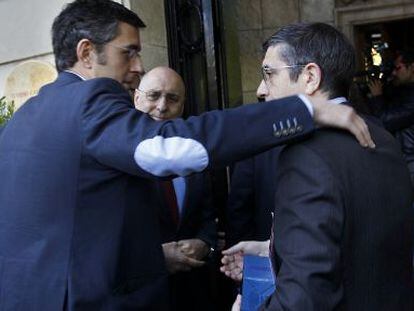 Eduardo Madina saluda a Patxi L&oacute;pez (derecha), el pasado mayo en Madrid.