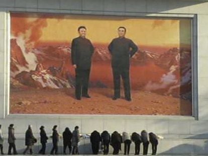 Una pintura mural con la imagen de Kim Jong-il y su padre, Kim Sung-il, en Pyongyang. 