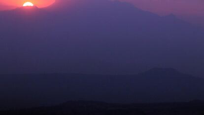 El sol saliendo detrás del volcán Iztaccíhuatl al amanecer del 3 de abril de 2022, el primer día del horario de verano, en Ciudad de México.