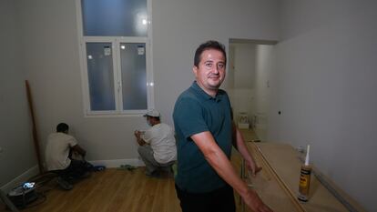 Paco Manzano, propietario de una empresa de reformas, revisa una obra en un piso en el centro de Madrid.
