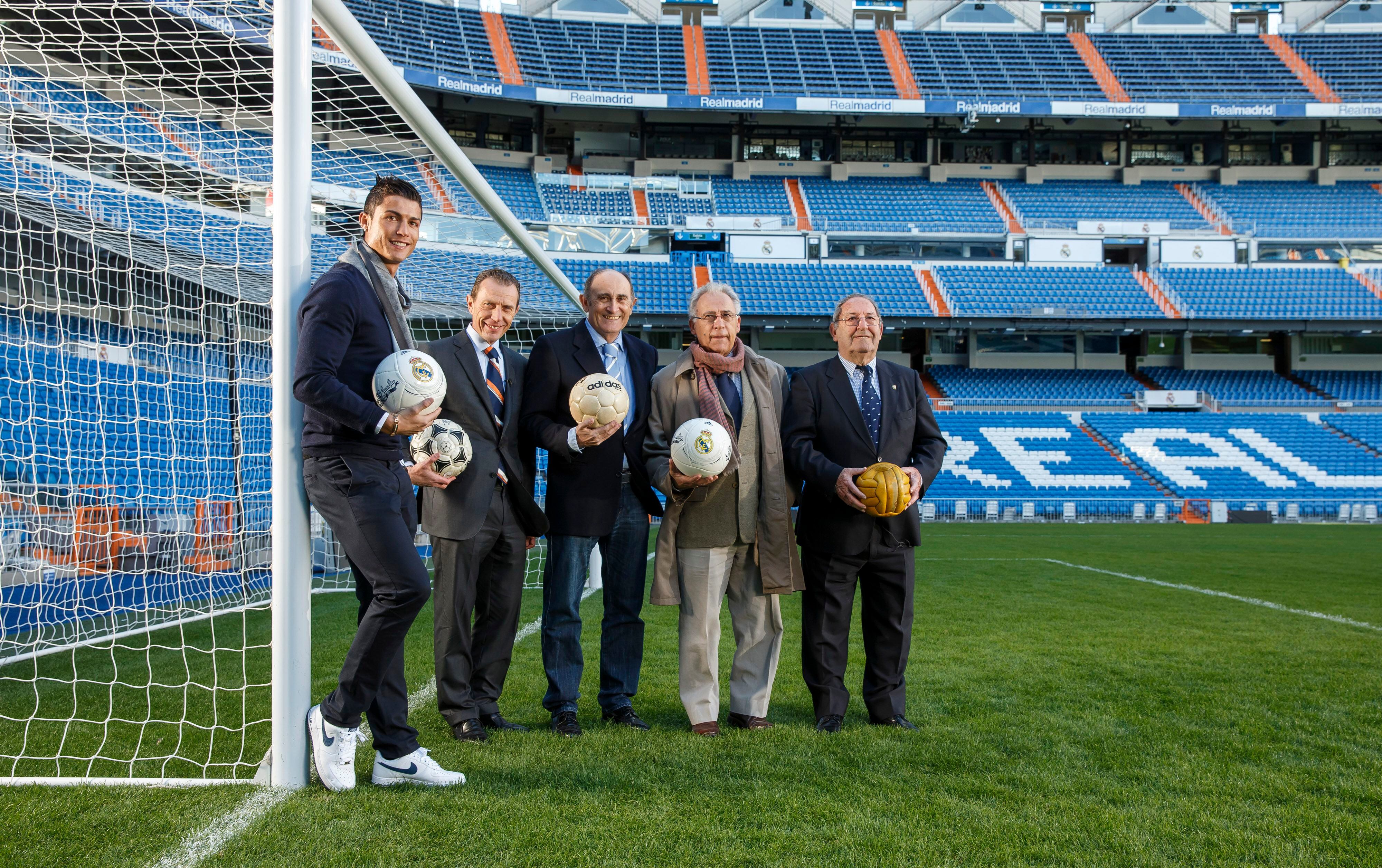 Desde la izquierda, Cristiano Ronaldo, Emilio Butragueno, Pirri, Amancio y Gento posan el estadio Santiago Bernabéu, en 2013. 