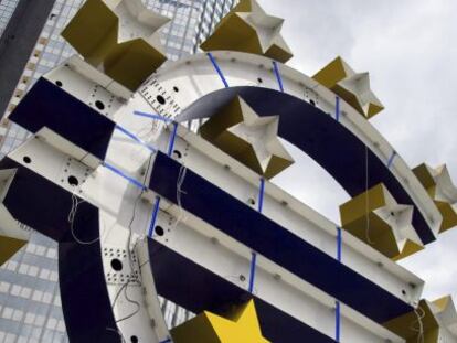 Vista de la escultura del euro  frente a la antigua sede del Banco Central Europeo (BCE) en Fr&aacute;ncfort, Alemania.