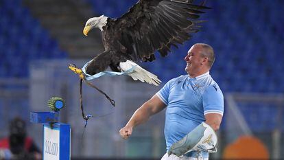 Juan Bernabé y el águila, antes de un partido de la Lazio en el Olímpico de Roma.