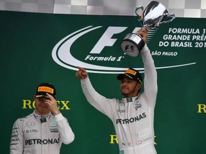Hamilton celebra la victoria ante Rosberg.