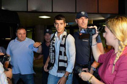 Morata, con la bufanda del Juventus, a su llegada a Turín