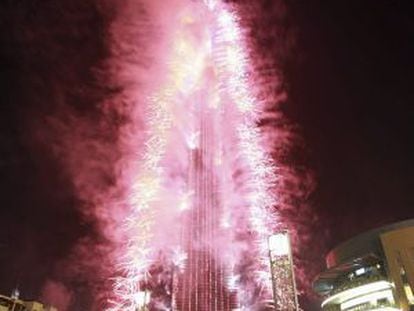 Fuegos artificiales en el edificio Burj Khalifa para celebrar que Dubái acogerá la Expo2020.