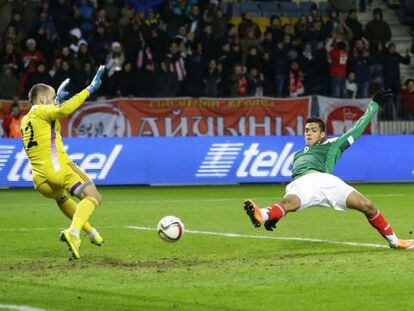 El mexicano Ra&uacute;l Jim&eacute;nez marca un gol contra Bielorrusia.