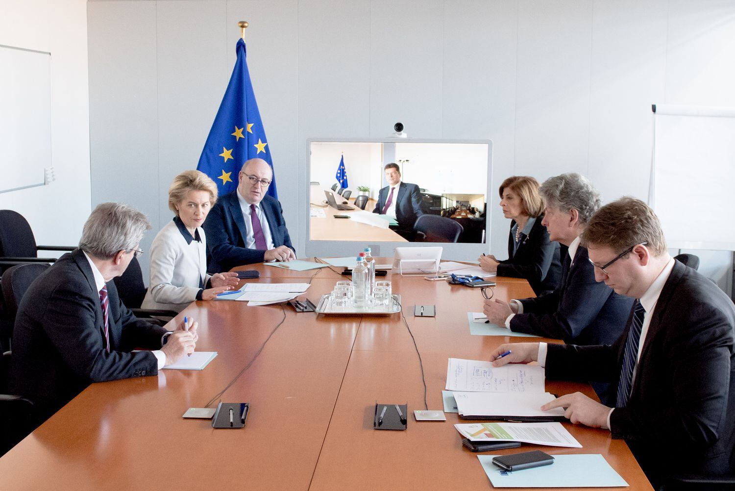 La presidenta de la Comisión, Ursula von der Leyen, reunida con los comisarios que gestionan la crisis del coronavirus.