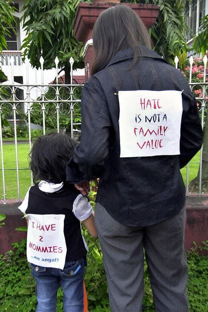 Madre e hija muestran sus mensajes a favor de la libertad sexual en Manila. "El odio no es un valor familiar", reza el lema de la madre en su espalda.
