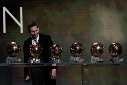 Messi posa con sus seis Balones de Oro en el escenario del teatro Chatelet de París, en 2016.