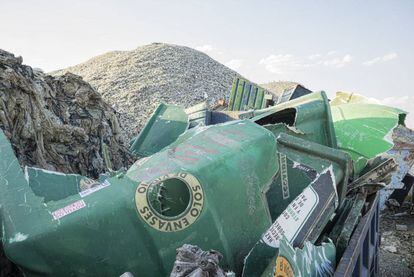Contenedores rotos de Ecovidrio y restos de vidrio de Recycling Hispania.
