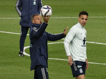 Luis Enrique, junto a Rodrigo Moreno, durante el entrenamiento en el estadio Olímpico de Atenas previo al partido de este jueves entre Grecia y España.