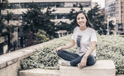 Juanita Díaz frente a la Universidad Javeriana de Bogotá, donde fue agredida.
