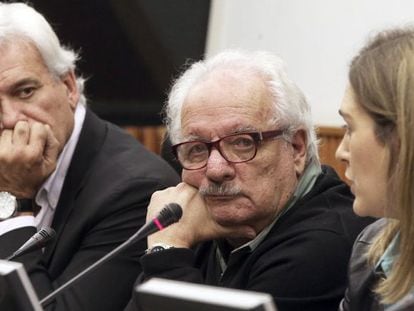 Javier Reverte (izquierda), ayer en el Congreso de los Diputados.