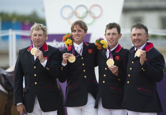 Ben Maher (segundo desde la izquierda), con su medalla de oro, el 6 de agosto de 2012 en Londres.