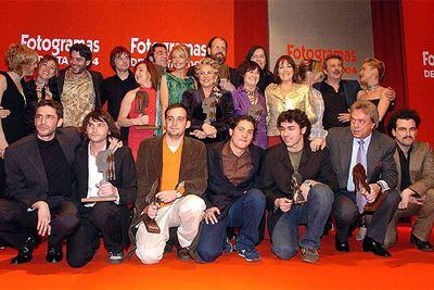 Los premiados con los Fotogramas de Plata 2004 posan en la gala celebrada anoche en Madrid. Agachado, con chaqueta marrón, Alejandro Aménabar.