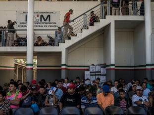 Migrantes centroamericanos esperan en el interior de la estación migratoria de Ciudad Hidalgo.