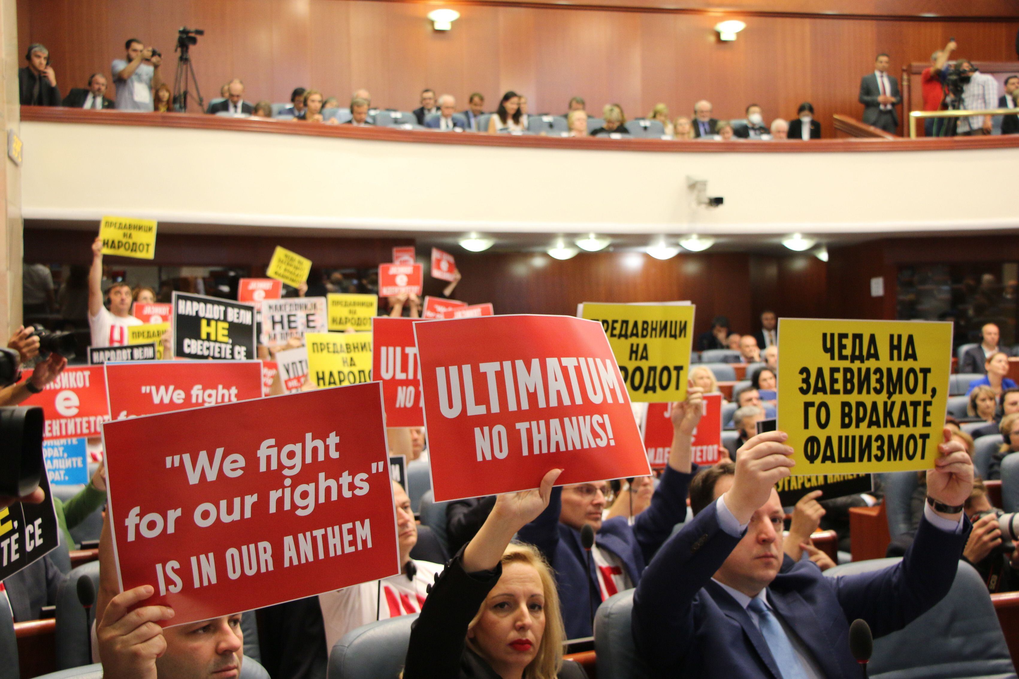 Diputados opositores muestran pancartas contra el pacto mientras Ursula Von der Leyen se dirige al Parlamento de Macedonia del Norte, durante una visita a Skopje, el pasado jueves.