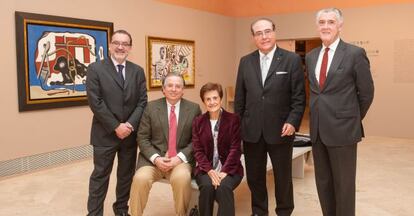 Jorge Rivera, director de CincoDías; Juan José Almagro, vicepresidente del comité español de Unicef; la catedrática Adela Cortina; Miguel Ángel Escotet, director general de RSCy comunicación de Abanca, y Evelio Acevedo, director gerente de la Fundación Museo Thyssen-Bornemisza, en la sala de dicha pinacoteca en la que se exponen hasta el domingo las 12 obras propiedad de Abanca que conforman la exposición Picasso y el cubismo.