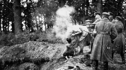 Asesinato de una familia judía en Miropol (Ucrania), el 13 de octubre de 1941. Imagen tomada por Lubomir Skrovina.