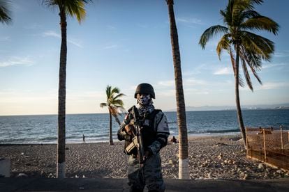 Elementos de la Guardia Nacional vigilan el Malecón de Puerto Vallarta.