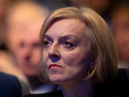 Liz Truss escucha en primera fila el discurso del ministro de Economía, este lunes en el congreso del Partido Conservador en Birmingham.