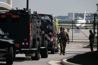 Oficiales de policía esperan la llegada de Trump en el Aeropuerto Internacional Hartsfield-Jackson de Atlanta.