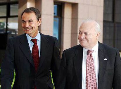 José Luis Rodríguez Zapatero y Miguel Ángel Moratinos, a su llegada a la cumbre el pasado viernes.