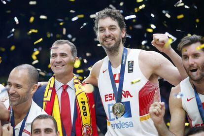 El Rey celebra con Pau Gasol el titulo de campeones de Europa