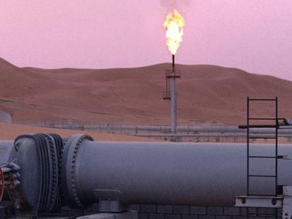 Un trabajador de Aramco en las instalaciones de la petrolera en Shaybah, Arabia Saudí 