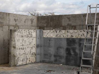 Desmontaje de las placas en eel cementerio de La Almudena el pasado mes de noviembre. 