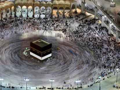 Peregrinos alrededor de la Kaaba en la Gran Mezquita de La Meca. 