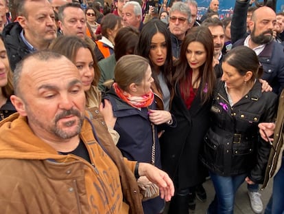 Begoña Villacís sale de la manifestación del 8-M en Madrid mientras los dirigentes de Ciudadanos son increpados por otros manifestantes.