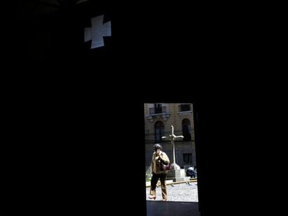 Una mujer entra por la puerta de la Iglesia de la Merced, en La Paz, Bolivia.