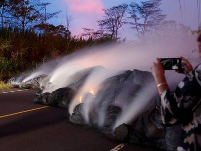 La lava avanza por una carretera rumbo a la autopista 132, cerca de Pahoa, el lunes.