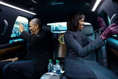 Michelle y Barack Obama en la limusina presidencial durante el desfile inaugural de 2013.