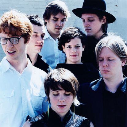 La banda canadiense Arcade Fire, con Régine Chassagne en el centro.