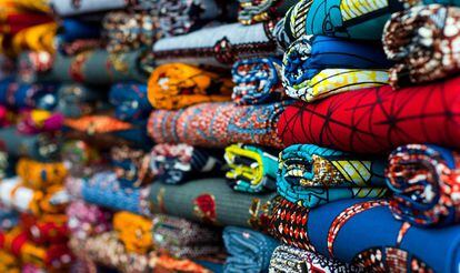 Puesto de telas en un mercado de Lomé, capital de Togo.