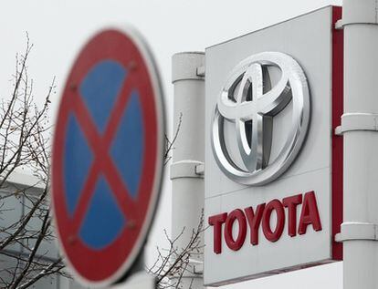 El logotipo de Toyota junto a una señal en un concesionario de la marca en Viena.