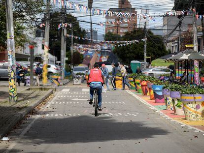 230+ Felicidad Mujer Sonriente En La Sala De Bicicletas Fijas