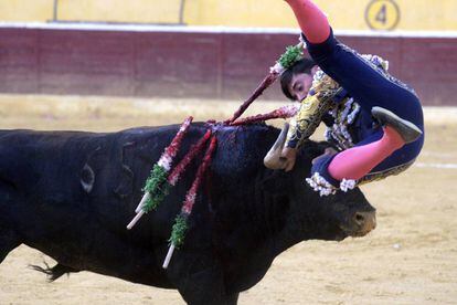  Imanol S&aacute;nchez es cogido por su toro en Huesca.