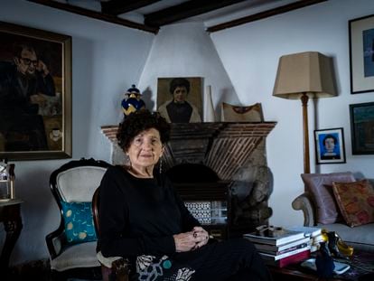 Margo Glantz en la sala principal de su casa en Ciudad de México.