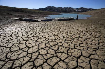 Embalse de La Viñuela (Málaga), en diciembre de 2017. / DANIEL PÉREZ (EFE)
