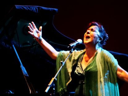 Carmen Linares durante su espectáculo, en la noche del domingo, en la Maestranza de Sevilla.