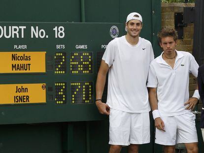 Isner y Mahut posan junto al marcador de Wimbledon en 2010, tras más de once horas en la pista.