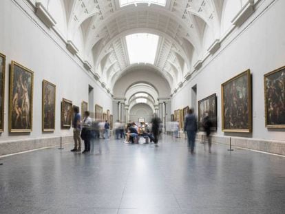 Visitantes en la galería central del Museo del Prado.