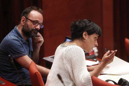 Los diputados de la CUP, Benet Salellas y Anna Gabriel.