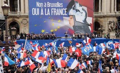Seguidors de Marine Le Pen l'1 de maig a París.