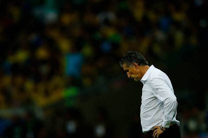 El entrenador Bauza, abatido en medio del partido.