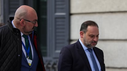 Desde la izquierda, el asesor Koldo GarcÃa y el entonces ministro José Luis Ãbalos, a su llegada al Congreso en enero de 2020.